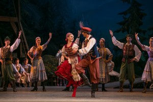 Danielle Gould and Roland Liebich (centre) in Hungarian National Ballet’s Coppélia | Photo: Attila Nagy / Hungarian State Opera