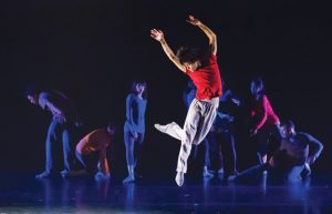 Mo Liu (centre) and Kun-Yang Lin/Dancers in Lin’s Be/Longing: Light/Shadow Photo: Frank Bicking